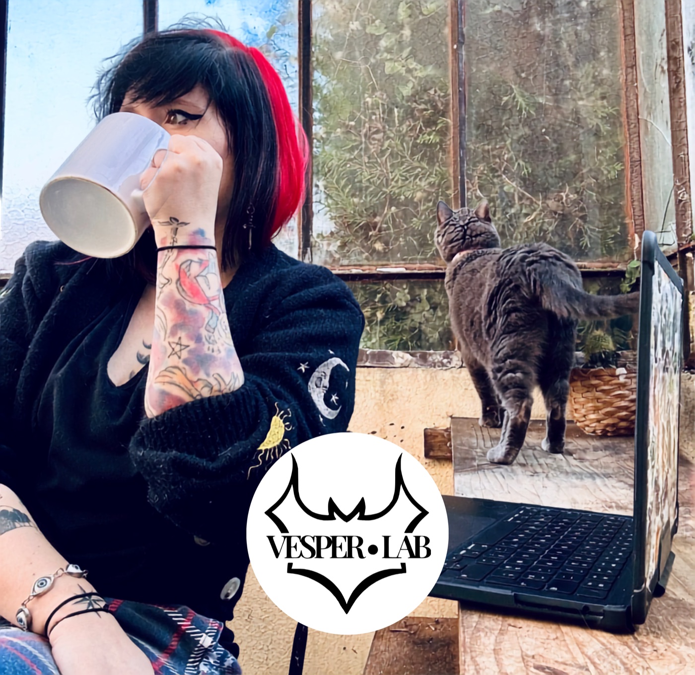 Pauline Chevalliot, une tasse de café à la main, assise près d'une fenêtre. Son chat se tient derrière elle.
